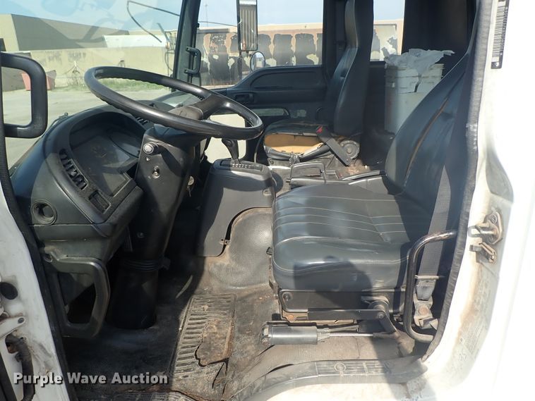 image for item DE5572 1999 GMC T6500 box truck