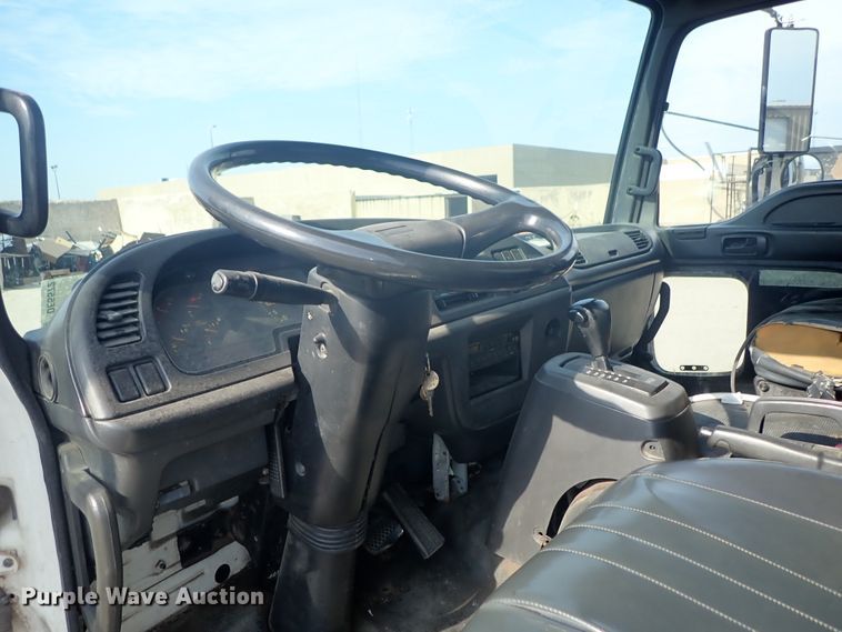 image for item DE5572 1999 GMC T6500 box truck