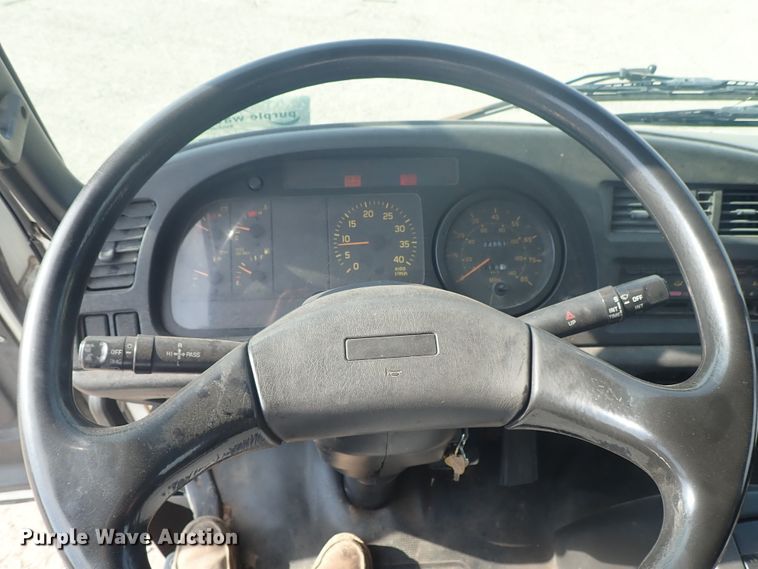 image for item DE5572 1999 GMC T6500 box truck