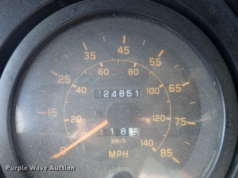 image for item DE5572 1999 GMC T6500 box truck