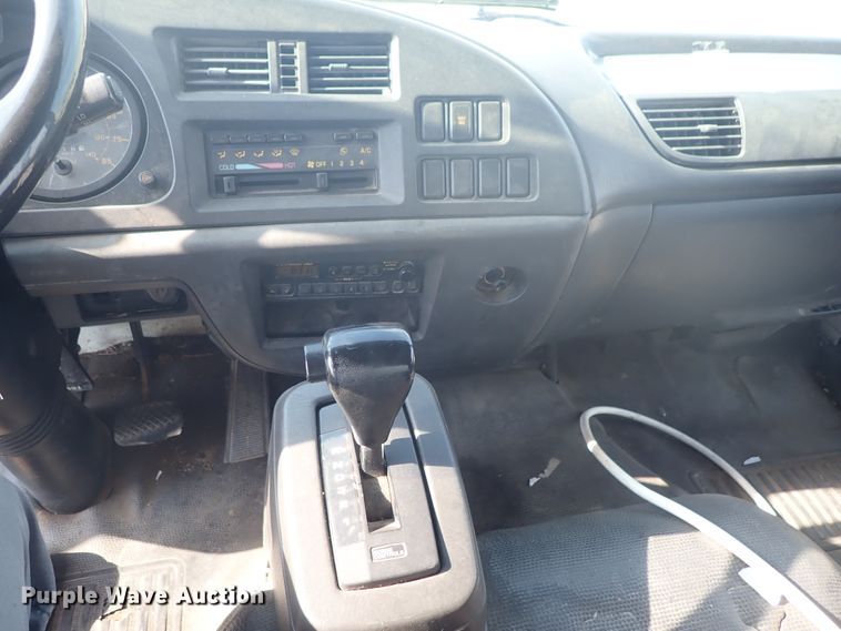 image for item DE5572 1999 GMC T6500 box truck