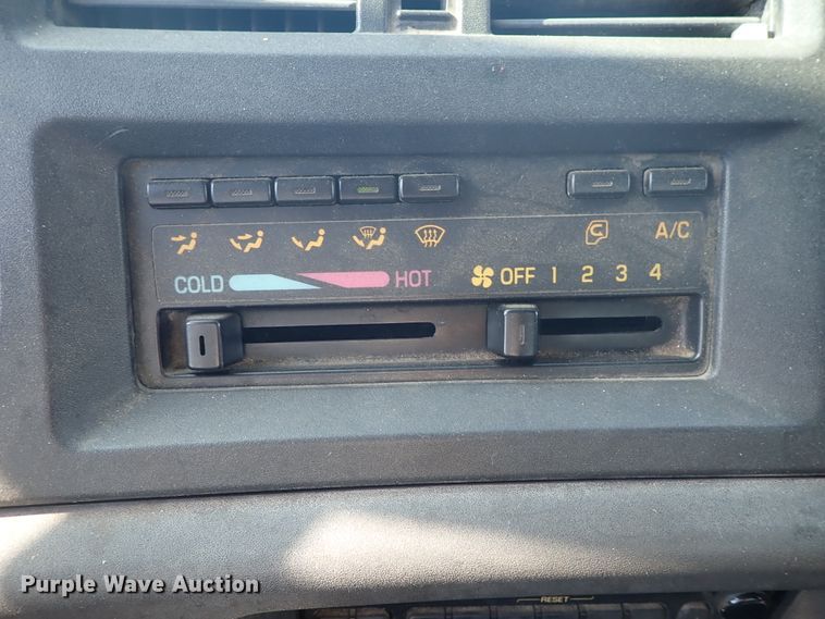 image for item DE5572 1999 GMC T6500 box truck