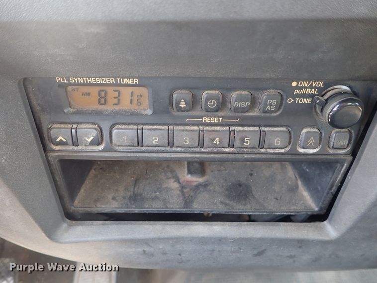 image for item DE5572 1999 GMC T6500 box truck