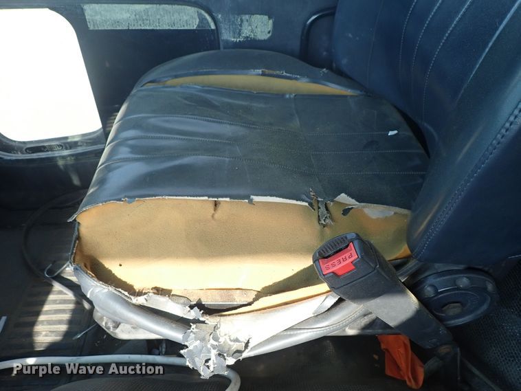 image for item DE5572 1999 GMC T6500 box truck