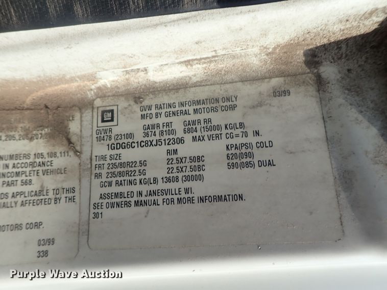 image for item DE5572 1999 GMC T6500 box truck