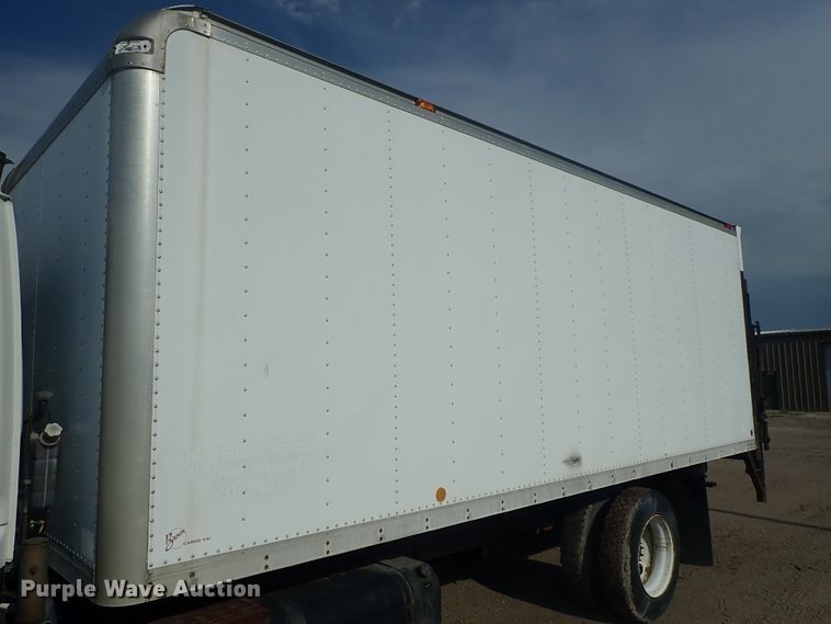 image for item DE5572 1999 GMC T6500 box truck