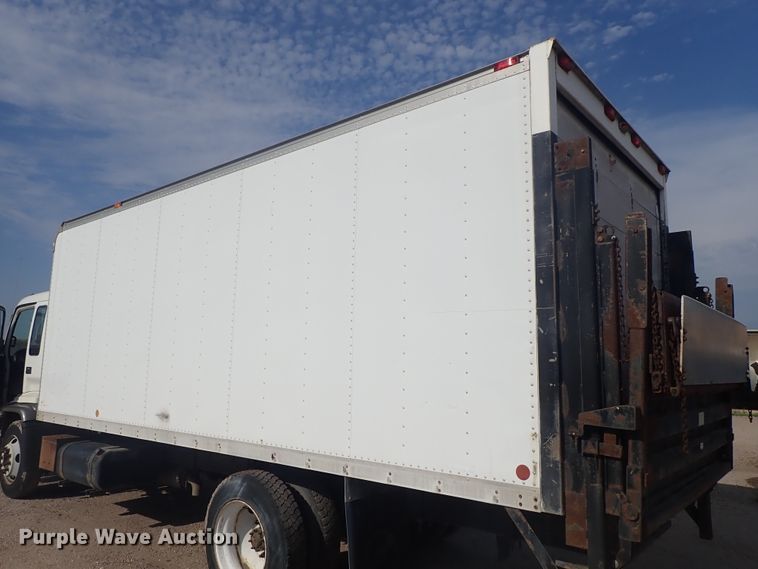 image for item DE5572 1999 GMC T6500 box truck