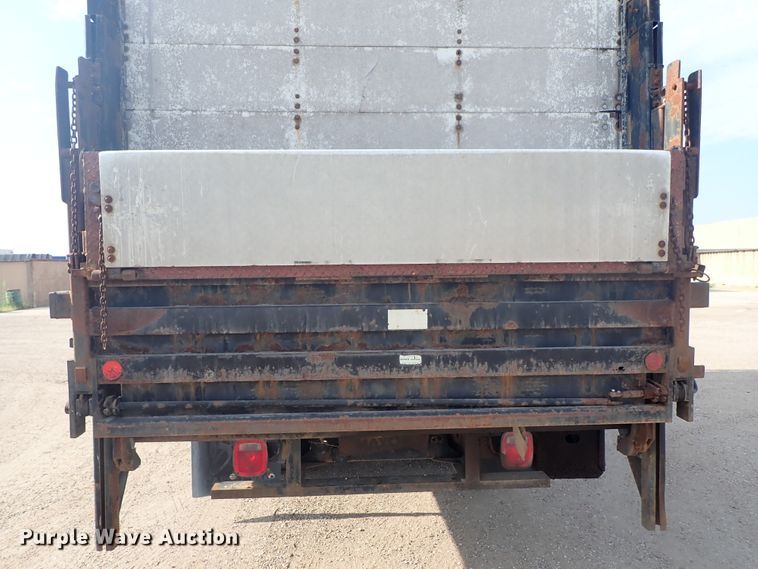 image for item DE5572 1999 GMC T6500 box truck