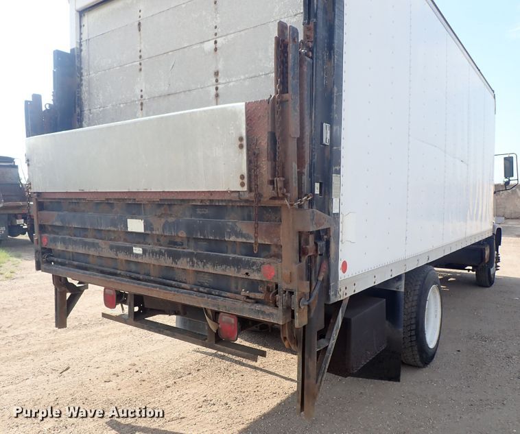 image for item DE5572 1999 GMC T6500 box truck