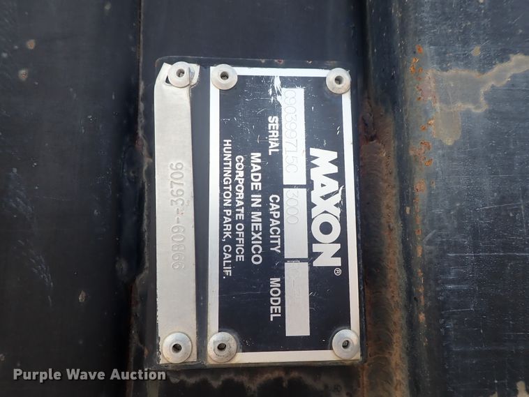 image for item DE5572 1999 GMC T6500 box truck