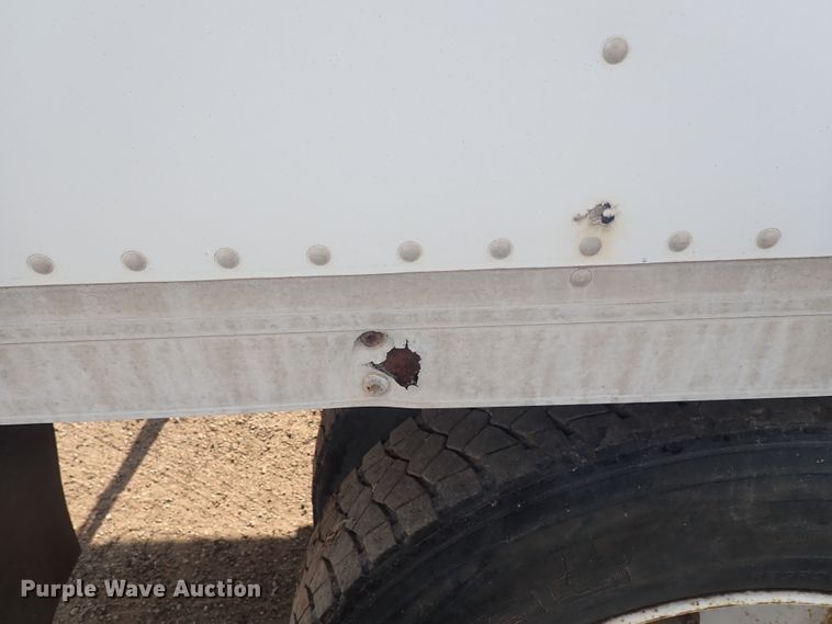 image for item DE5572 1999 GMC T6500 box truck