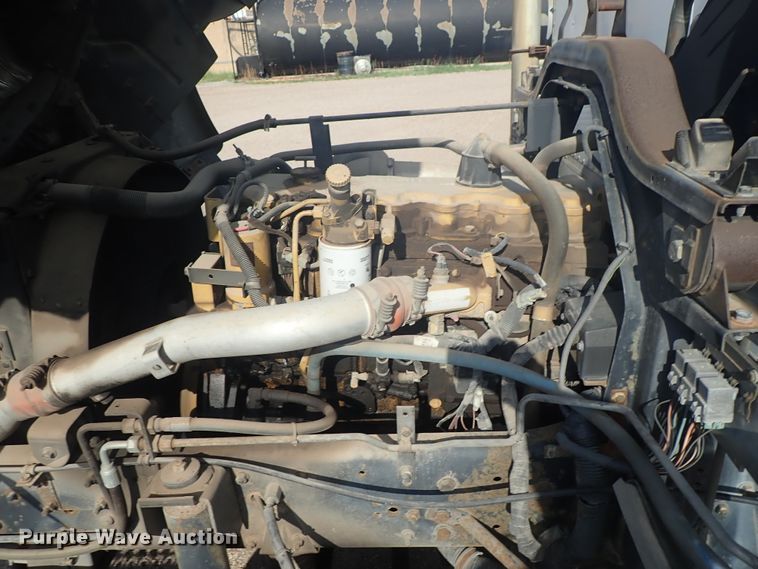 image for item DE5572 1999 GMC T6500 box truck