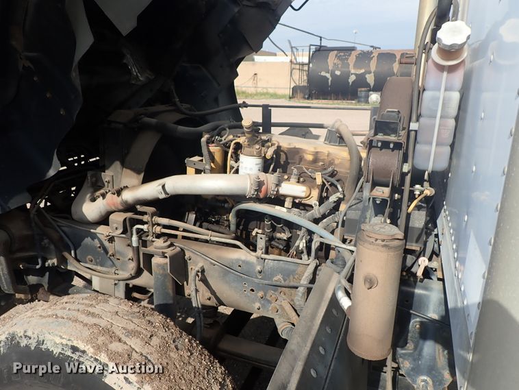 image for item DE5572 1999 GMC T6500 box truck