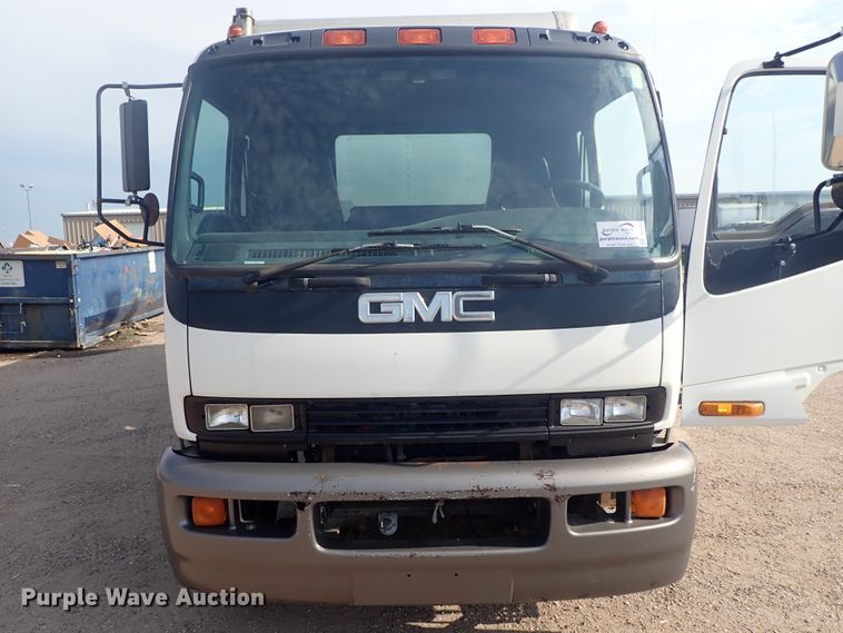 image for item DE5572 1999 GMC T6500 box truck
