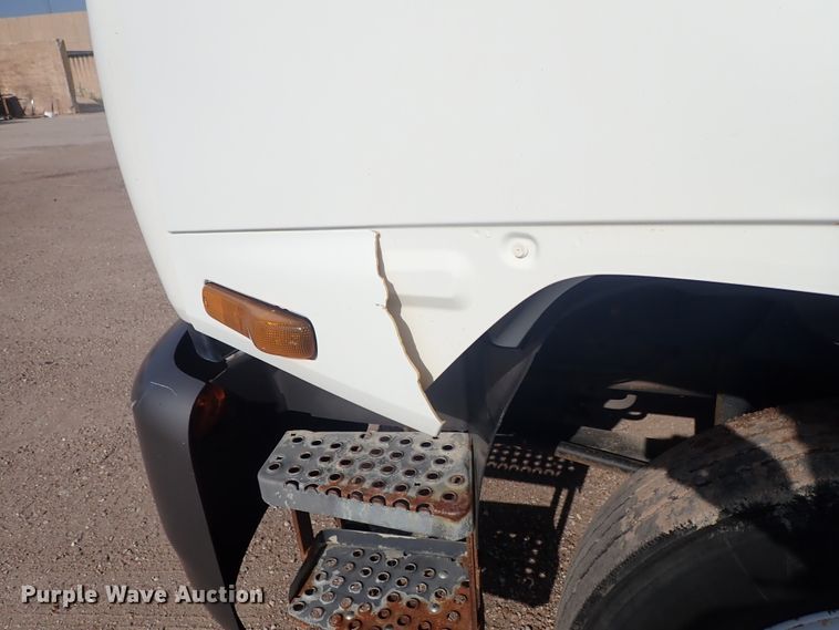 image for item DE5572 1999 GMC T6500 box truck