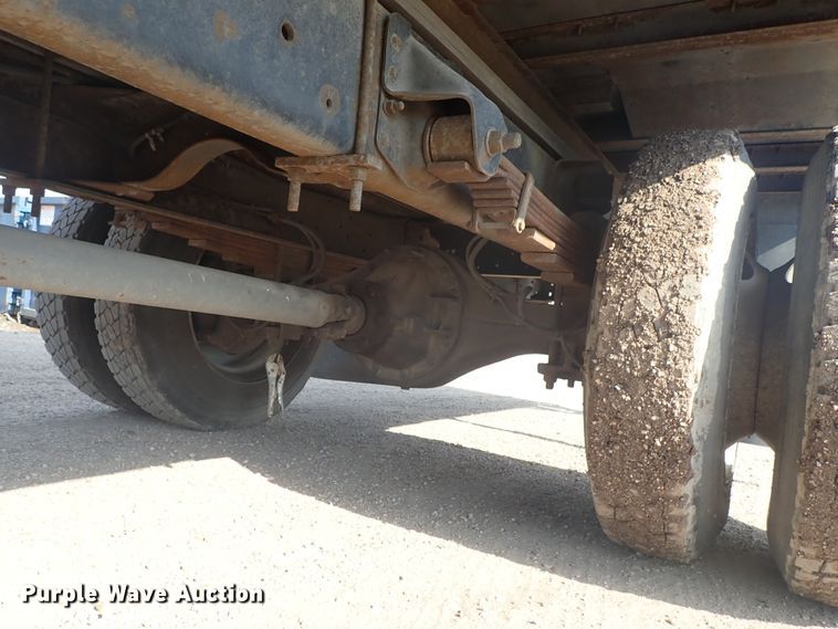 image for item DE5572 1999 GMC T6500 box truck