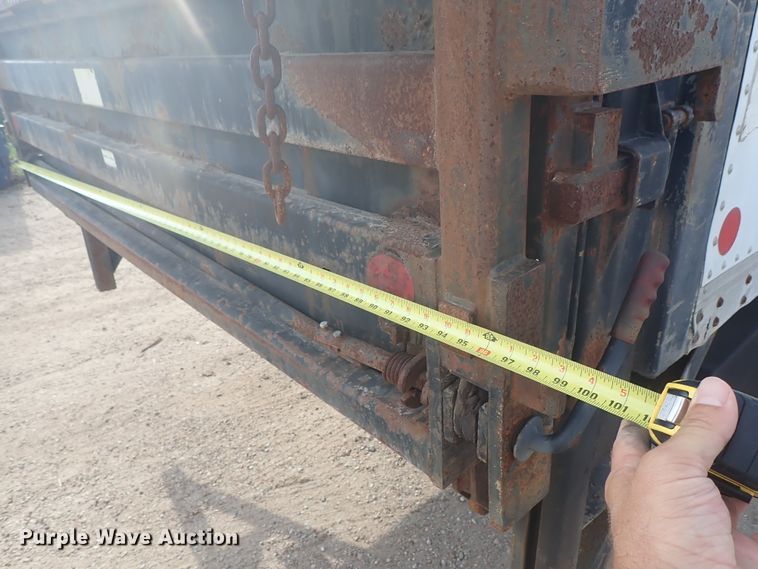 image for item DE5572 1999 GMC T6500 box truck