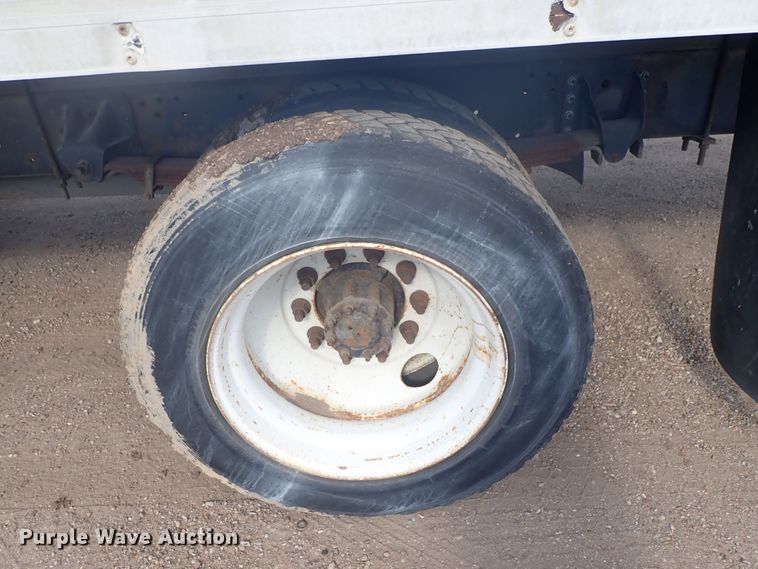 image for item DE5572 1999 GMC T6500 box truck