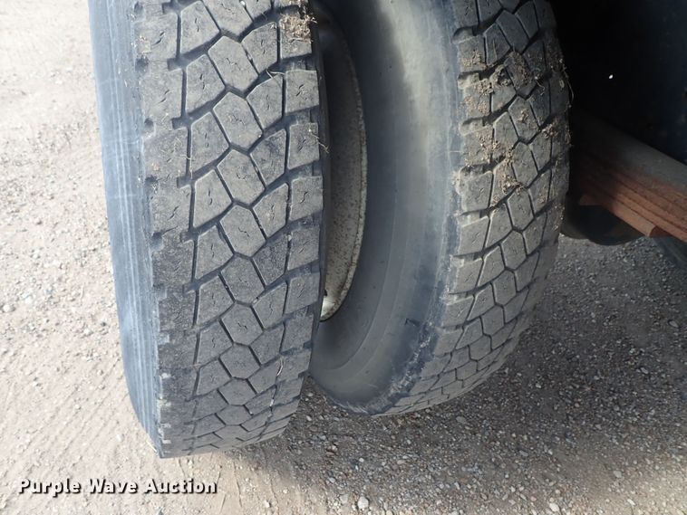 image for item DE5572 1999 GMC T6500 box truck