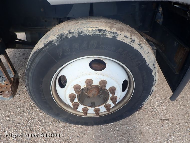 image for item DE5572 1999 GMC T6500 box truck