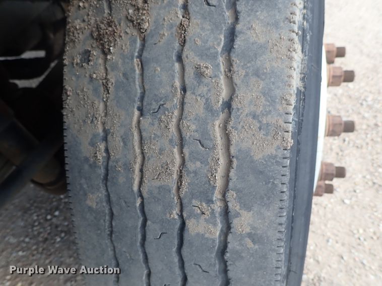 image for item DE5572 1999 GMC T6500 box truck