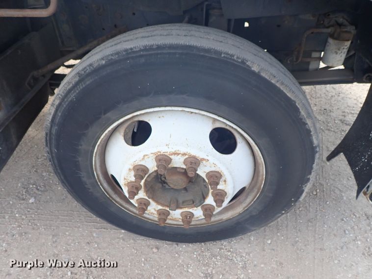 image for item DE5572 1999 GMC T6500 box truck