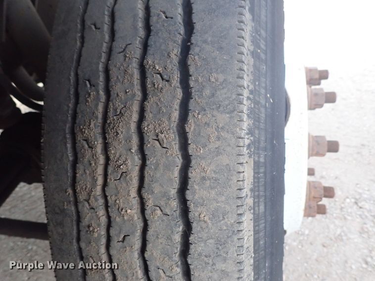 image for item DE5572 1999 GMC T6500 box truck