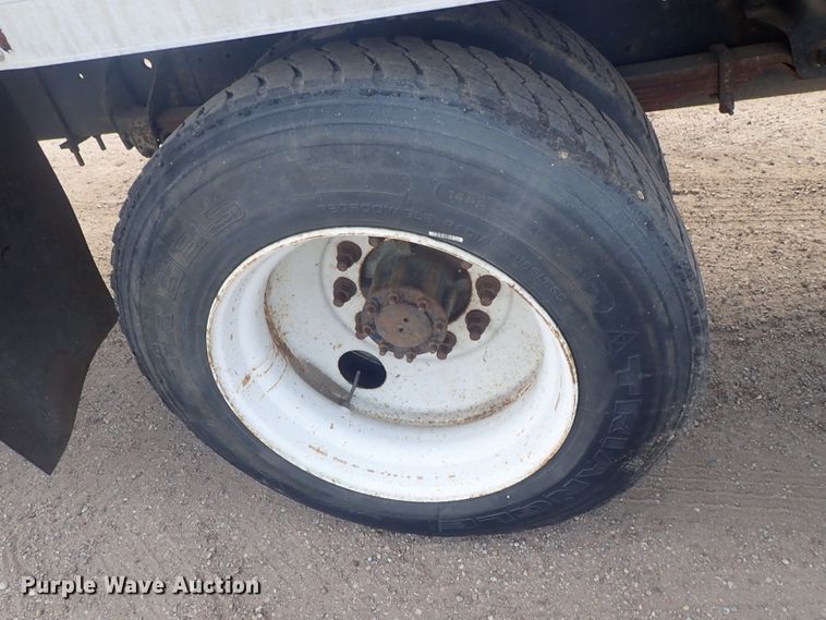 image for item DE5572 1999 GMC T6500 box truck