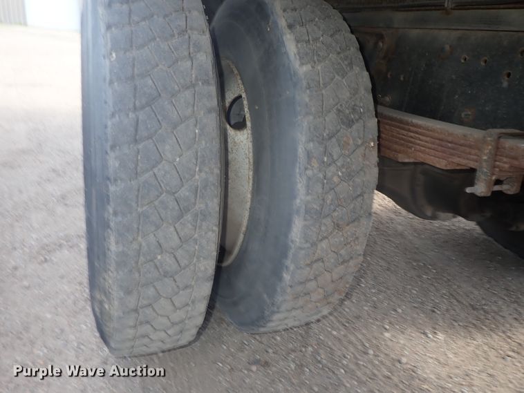 image for item DE5572 1999 GMC T6500 box truck