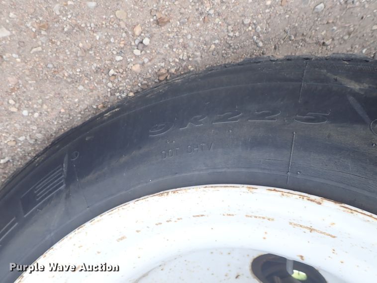 image for item DE5572 1999 GMC T6500 box truck