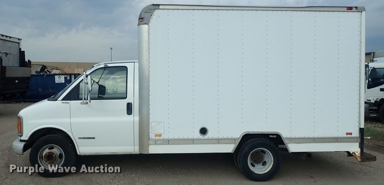 image for item DE5573 2001 Chevrolet Express 3500 box truck
