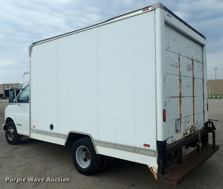 image for item DE5573 2001 Chevrolet Express 3500 box truck