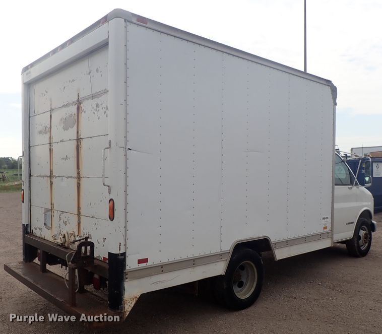 image for item DE5573 2001 Chevrolet Express 3500 box truck
