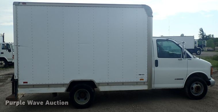 image for item DE5573 2001 Chevrolet Express 3500 box truck