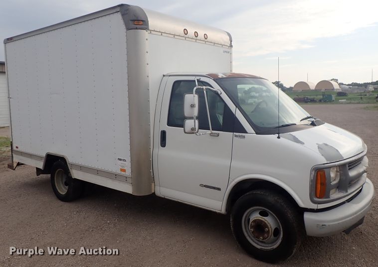 image for item DE5573 2001 Chevrolet Express 3500 box truck