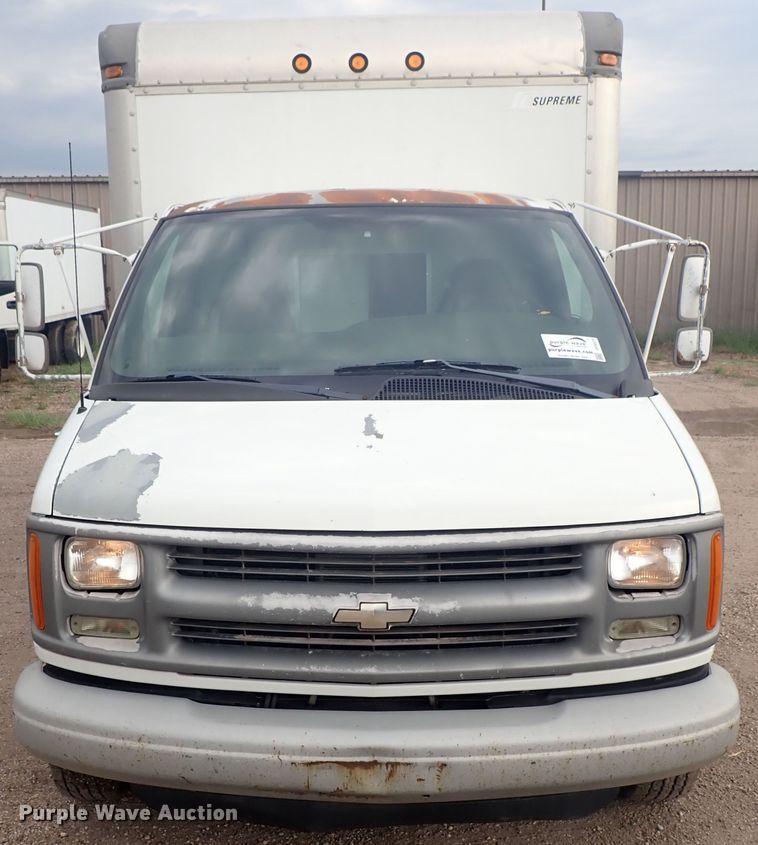 image for item DE5573 2001 Chevrolet Express 3500 box truck