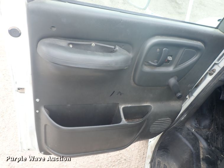 image for item DE5573 2001 Chevrolet Express 3500 box truck