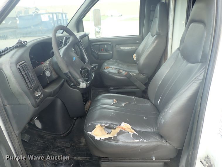 image for item DE5573 2001 Chevrolet Express 3500 box truck