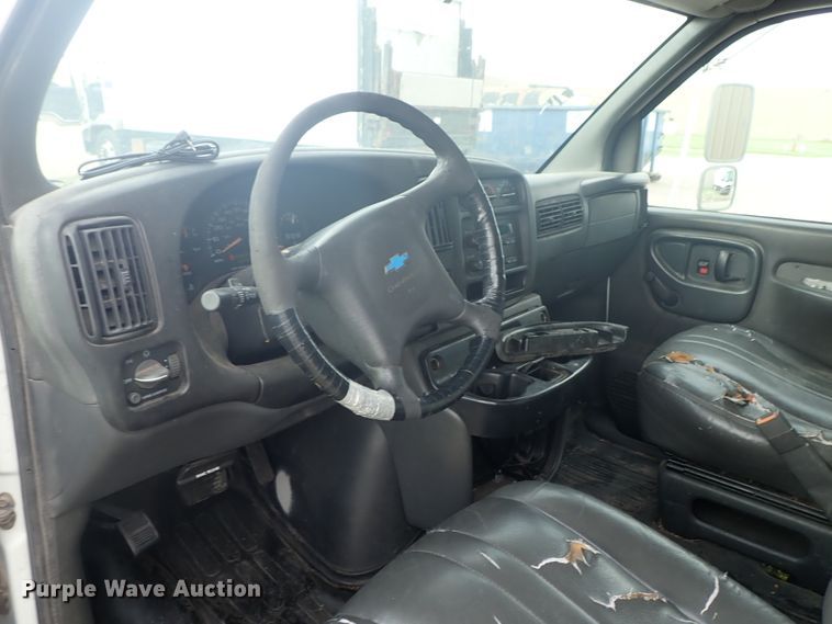 image for item DE5573 2001 Chevrolet Express 3500 box truck