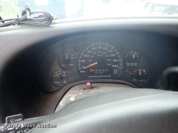 image for item DE5573 2001 Chevrolet Express 3500 box truck