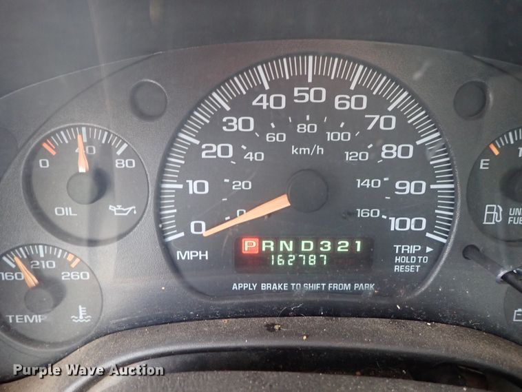 image for item DE5573 2001 Chevrolet Express 3500 box truck