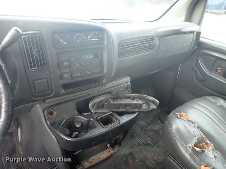 image for item DE5573 2001 Chevrolet Express 3500 box truck