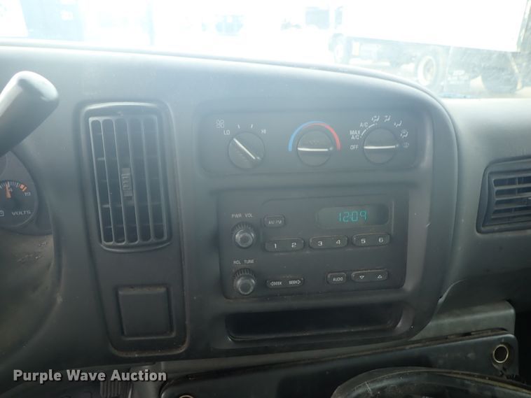 image for item DE5573 2001 Chevrolet Express 3500 box truck