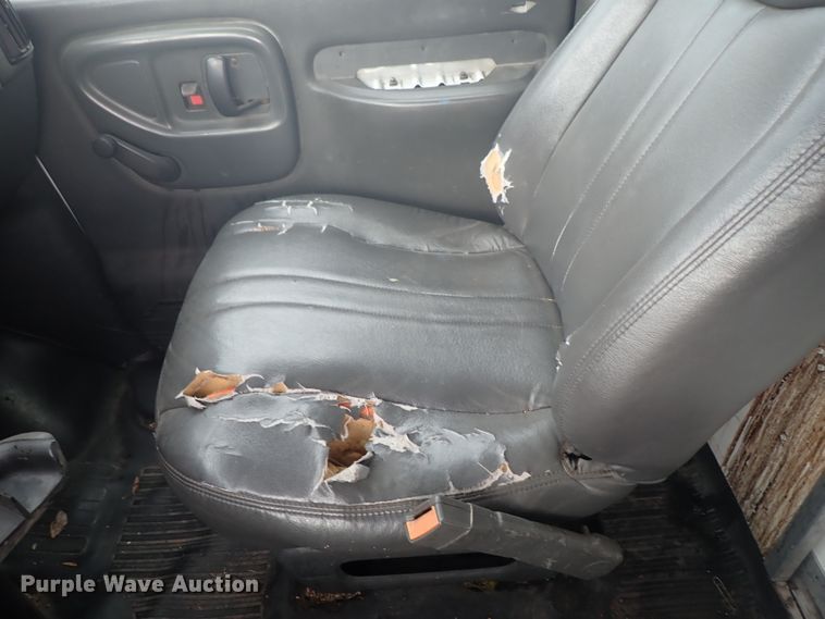 image for item DE5573 2001 Chevrolet Express 3500 box truck