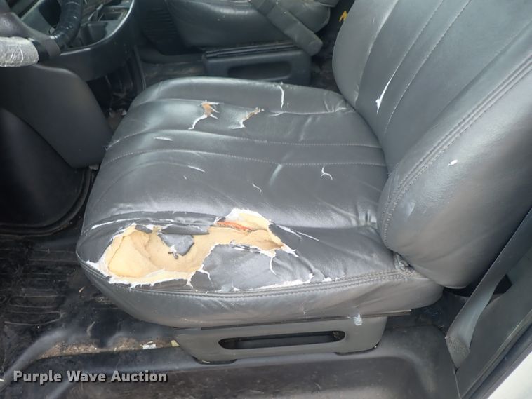 image for item DE5573 2001 Chevrolet Express 3500 box truck