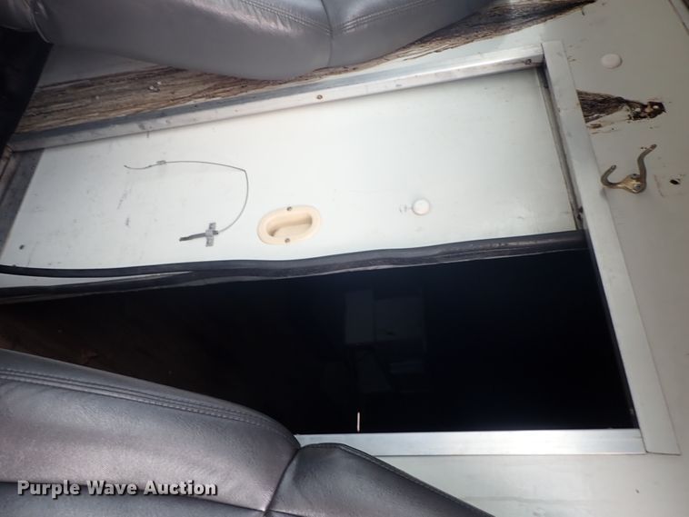 image for item DE5573 2001 Chevrolet Express 3500 box truck