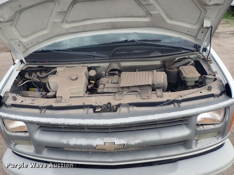 image for item DE5573 2001 Chevrolet Express 3500 box truck