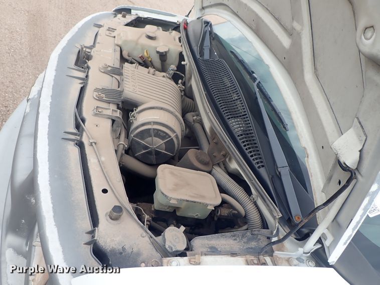 image for item DE5573 2001 Chevrolet Express 3500 box truck