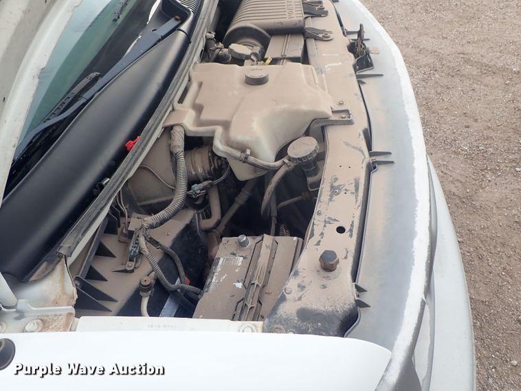 image for item DE5573 2001 Chevrolet Express 3500 box truck