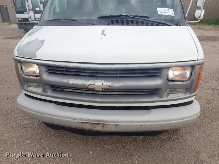 image for item DE5573 2001 Chevrolet Express 3500 box truck